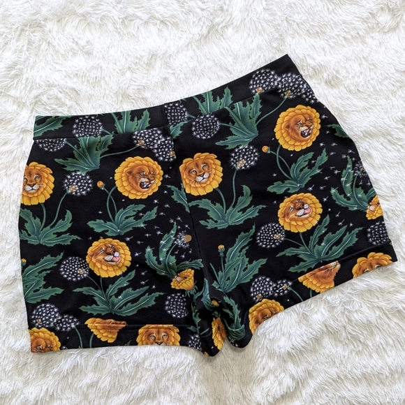 Blackmilk Dandy Lions Cuffed Shorts - Dandelion Lion Print Size XL - Picture 7 of 15